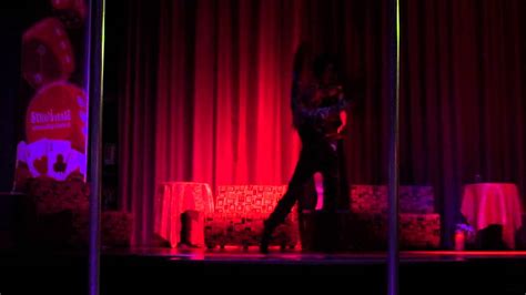 Striptease/Lapdance Find a prostitute Vineuil